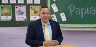 Minister Endy Croes: Ta invita pueblo di Aruba pa sintonisa e serie di programa educativo di maneho di idioma