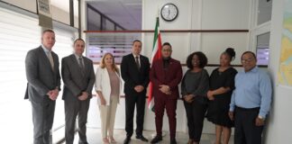 Delegacion di Aruba a haya un recorido den Port di Surinam y a reuni cu Minister di Transporte