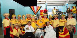 Prome Minister durante un recorido a bishita diferente evenemento di Dera Gay rond di Aruba