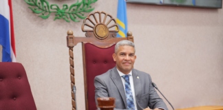 Parlamentario Raymond Kamperveen cu mocion aproba pa elimina cu adultonan mayor tin cu paga pa remedi