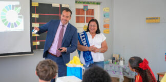 Minister Geoffrey Wever a duna presentacion di Sustainable Development Goals na alumnonan di Maria Goretti School