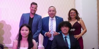 Minister Endy Croes a presencia graduacion di e 65 graduadonan di Abraham de Veerschool