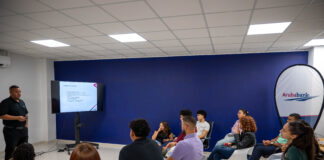 Aruba Bank a join Kompas for Students Aruba Foundation: Empoderando e Futuro di Studiante Arubano