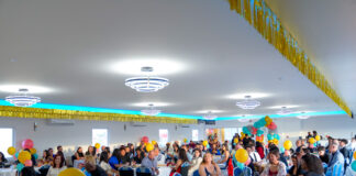 Prome Minister tabata presente na e ceremonia di graduacion di Ceque College: Grupo grandi di alumno a ricibi nan diploma di mavo