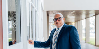 Parlamentario Edgard Vrolijk: Mike Eman e genio di e boter luhoso