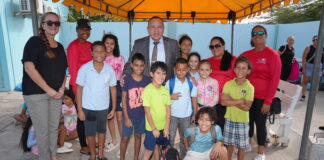 Minister Endy Croes ta felicita e alumnonan di aña 3 di scol basico cu a haal nan examen di landamento cu exito