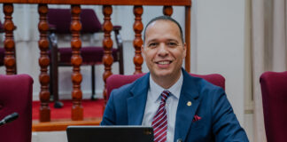 Parlamentario Marco Berlis (MEP) un mocion di MEP y RAIZ: A entrega mocion pa AZV analisa si por baha of kita lista postivo di remedi pa pensionadonan