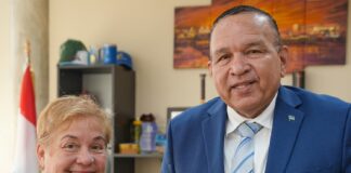 Directora di Biblioteca Nacional Aruba Astrid Britten ta haci entrega di relato anual 2023 na Minister di Enseñansa Endy Croes