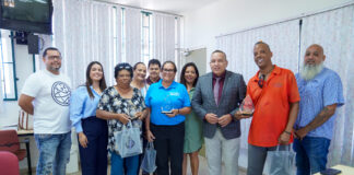 Minister Endy Croes a bishita Community Pool San Nicolas en conexion cu 25 aña di servicio di tres trahado ehemplar