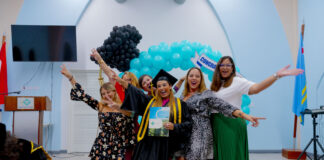 Charlene Giselle Wever a gradua for di Universidad di Aruba