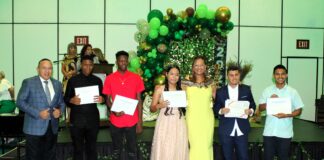 Minister Endy Croes ta felicita e 32 graduadonan di Scol Practico pa Ofishi Santa Cruz