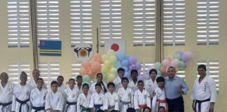 Minister Endy Croes ta felicita 29 karateka di Karate-do Dojo Budokan cu a pasa nan examen y a cambia di color di faha