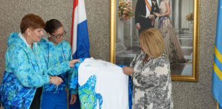 Prome Minister Evelyn Wever-Croes: Comite Olimpico Arubano a entrega bunita regalo na Prome Minister