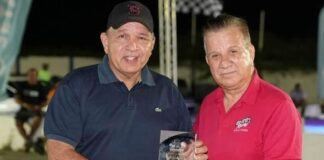 Minister Endy Croes ta felicita Manuel da Silva cu e reconocemento pa su contribucion valioso den desaroyo di deporte di pais Aruba