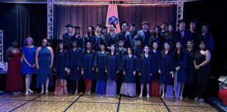 Minister Endy Croes a presencia e momento historico unda cu e prome 28 graduadonan di Mon Plaisir College HAVO a ricibi nan diploma