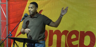 Parlamentario Hendrik Tevreden a splica riba varios trabou di parlamento durante “ban topa” den districto di Dakota