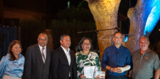 Minister di Turismo ta felicita Paradise Beach Villas cu su 30 aña di aniversario