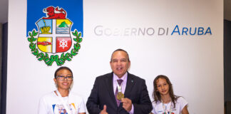 Minister Endy Croes ta felicita e hobennan atleta Samantha y Pricilla Cardona cu a pone Aruba su nomber briya