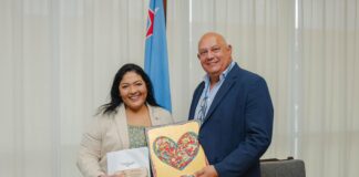 Minister Maduro ta Finansa ta felicita sr. Nilo Swaen cu su 35 aniversario trahando na bienestar di Aruba