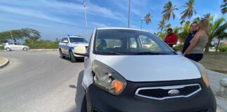 S.u.v. color burgundi a dal auto y sigui core na rotonde Las Americas