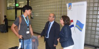 Gabinete di Aruba a ricibi di dos grupo di studiantenan cu a yega Hulanda