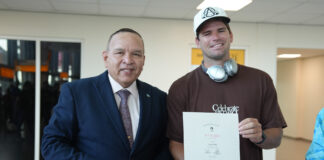 Minister Endy Croes ta felicita Ethan Westera cu a conkista di 8 luga den Weganan Olimpico 2024 na Paris