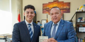 Minister Endy Croes a ricibi e buki titula “Living rich as a student in The Netherlands” di e hoben profesional Franklin Seute