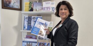 Gabinete di Aruba ta entrega “Handboek voor Arubaanse studenten in Nederland” na tur studiante cu a caba di yega Hulanda.