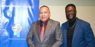 Minister Endy Croes y presidente di ABBA Kevin James a elabora riba diferente proyecto deportivo