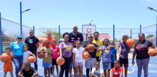 Minister Endy Croes ta felicita Ricardo Cooper cu un exitoso clinica di basketball