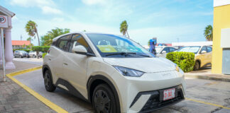 Minister Geoffrey Wever ta confirma, tur departamento di gobierno lo transiciona pa auto electrico