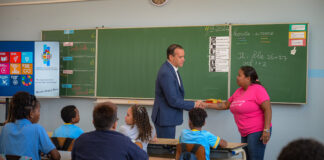 Minister Geoffrey Wever a duna presentacion di Sustainable Development Goals na alumnonan di Colegio Santa Teresita