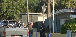 Adicto ambulante drumi dilanti porta den veranda di oficina di Lions Club na Engelandstraat