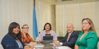 Minister Maduro di cultura a ricibi bishita di consul di Colombia na Aruba