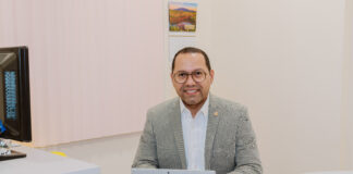 Parlamentario Hoek: Gobierno ta priorisando e bienestar di pensionadonan cu aumentonan responsabel