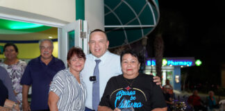 Minister Endy Croes ta felicita famia Franken-Geerman cu 35 aña di existencia di Djiespie’s Place