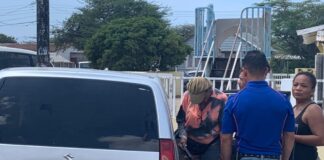 Señora di edad posiblemente a bira malo tras di stuur