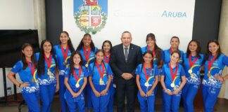 Minister Endy Croes a ricibi e delegacion di landamento artistico cu a representa Aruba na CARIFTA, Panam Champs y Junior World
