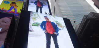 Modelo special di “Sea Bunita Sea Bo Mes” Jake Lacle a sali riba pantaya gigantesco (billboard) den Time Square New York