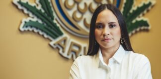 Parlamentario independiente, mr. Gerlien Croes: Edgard Vrolijk a coba su propio graf faltando respet pa e institucion di parlamento