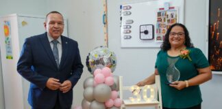 Minister Endy Croes ta felicita y gradici juffrouw Shamila Briezen cu 30 aña den enseñansa di Aruba