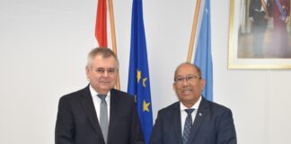Embahador di Slovakia a bishita Minister Thijsen