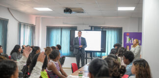 Minister Geoffrey Wever presente na ceremonia di certificado di programa Youthpreneur