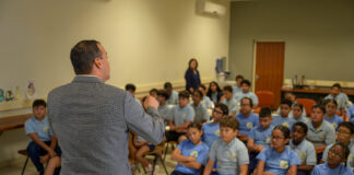 Minister Geoffrey Wever a duna presentacion educativo over SDG’s na alumnonan di St. Annaschool