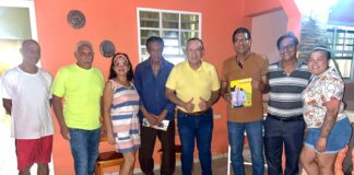 Endy Croes campañando di cas pa cas hibando e vision di partido MEP