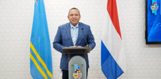 Minister Endy Croes a lansa e buki Bahul plus pa tur scol secundario