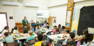 Minister Ursell Arends a duna presentacion na De Schakel College durante nan Green & Clean Project Week