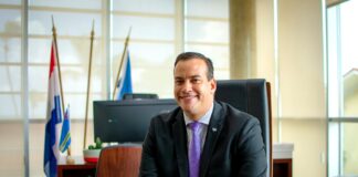 Minister Wever a duna cuenta detaya di biahe pa Washington den Parlamento