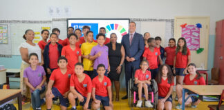 Minister Geoffrey Wever a intercambia informacion tocante desaroyo sostenibel cu alumnonan di Sint Franciscus College