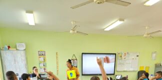 Alumnonan di scolnan basico di e districto di Santa Cruz a ricibi informacion tocante sintimento y e servicionan di 131